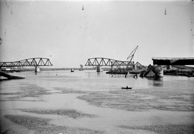 152645 Gezicht op de vernielde spoorbrug te Hedel.